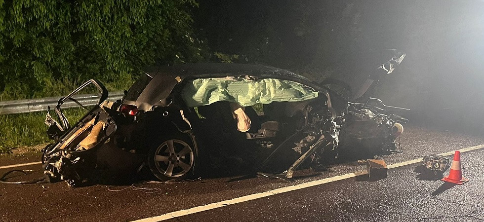 Grave incidente, perde il controllo dell’auto e si schianta: servono le pinze idrauliche per liberare il conducente